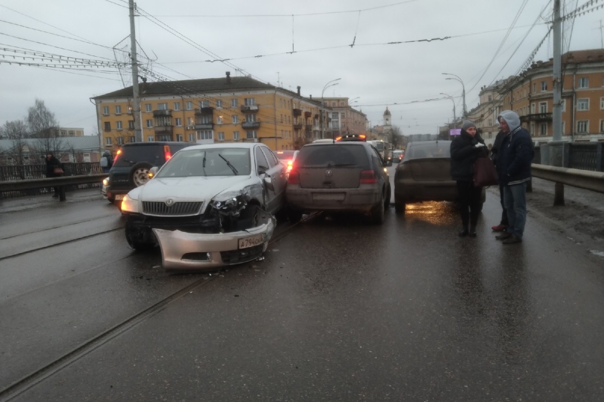 На Новом мосту в Твери столкнулись 6 автомобилей