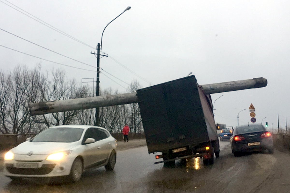 Грузовик снес 'Мост глупости' в Вышнем Волочке