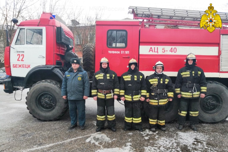 В Тверской области спасателям пришлось вскрывать квартиру с маленькими детьми