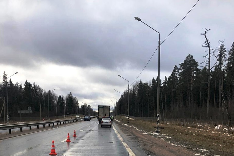 На М-10 в Тверской области грузовик врезался в две легковушки. Есть пострадавший