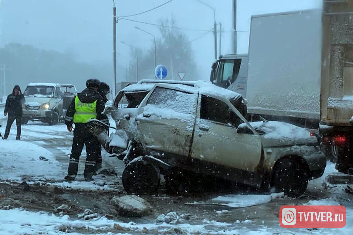 Чудо на трассе М-10 под Тверью: в страшном ДТП выжили водитель и пассажир искореженной фурами легковушки