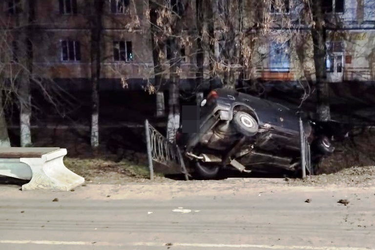 В Твери пьяный водитель без прав врезался в дорожное ограждение и вылетел в кювет