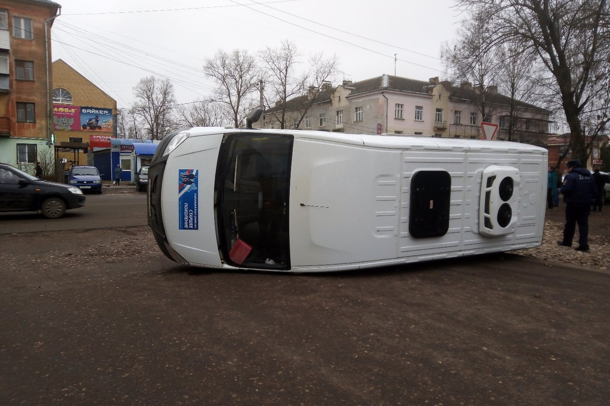 В Ржеве легковушка протаранила микроавтобус