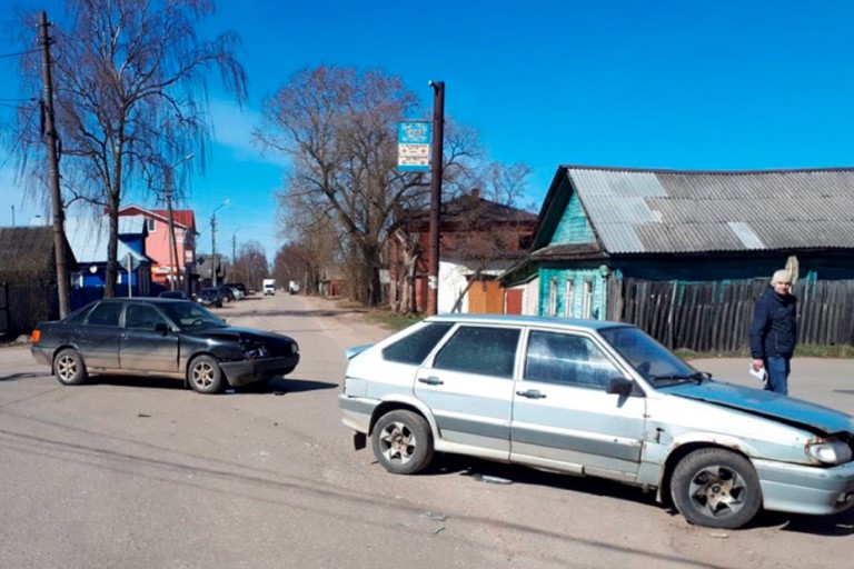 В столкновении двух легковушек в Тверской области пострадала 11-летняя девочка