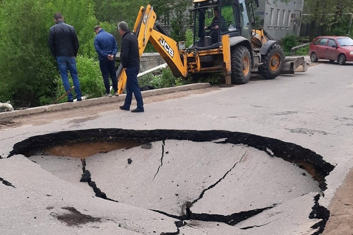 В Кимрах на мосту через ручей провалился асфальт