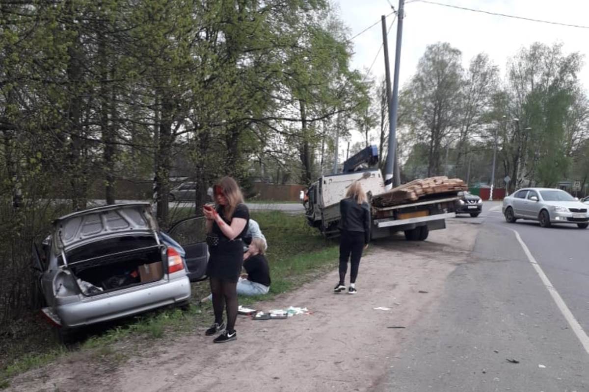 В Конаковском районе столкнулись легковушка и грузовик