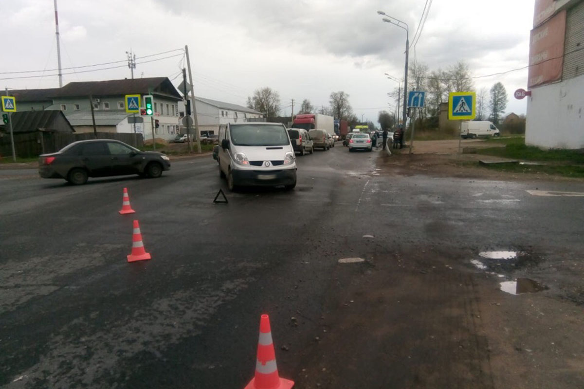 В Вышнем Волочке столкнулись фургон и легковушка