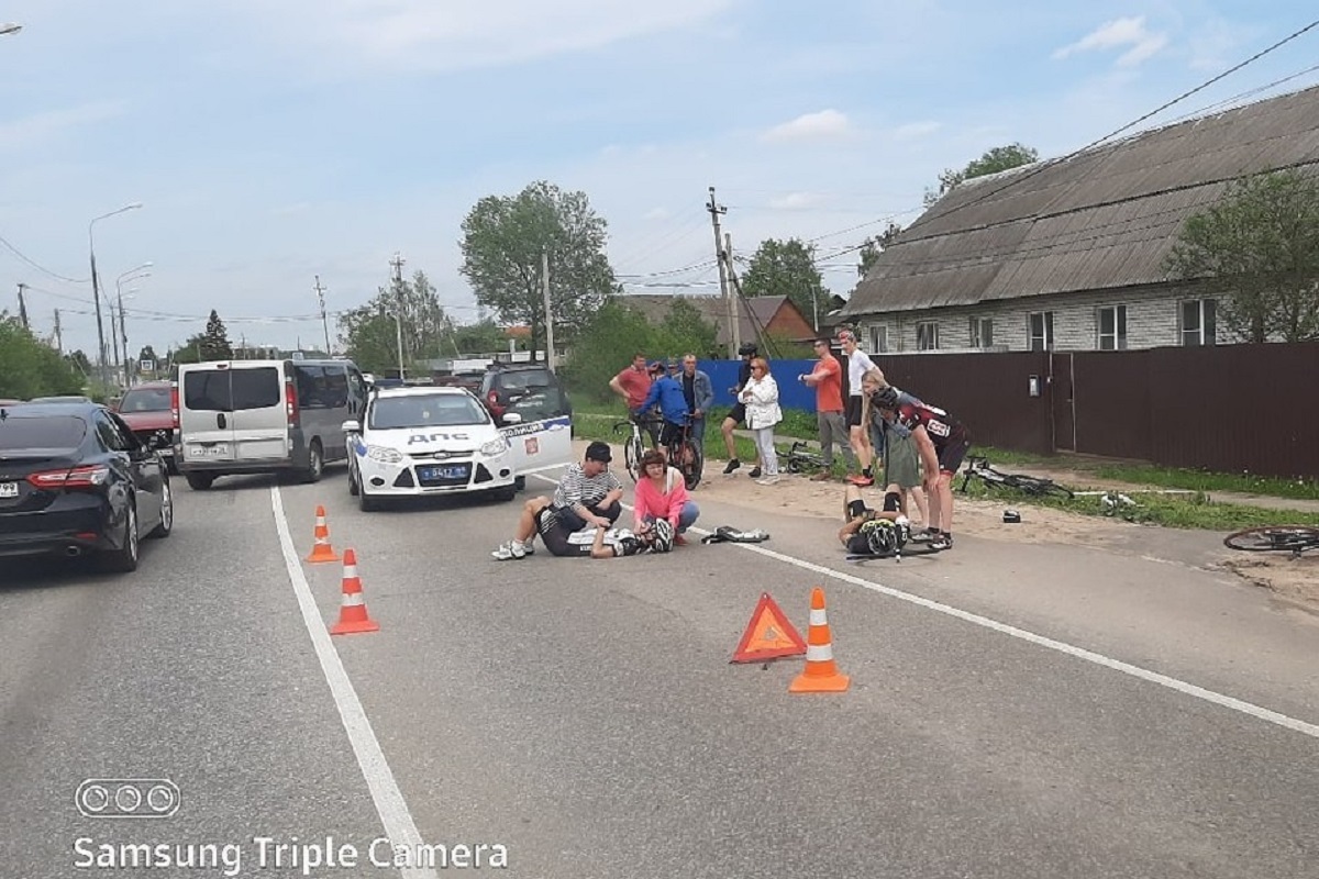 Двое велосипедистов сбиты под Тверью. Водитель скрылся