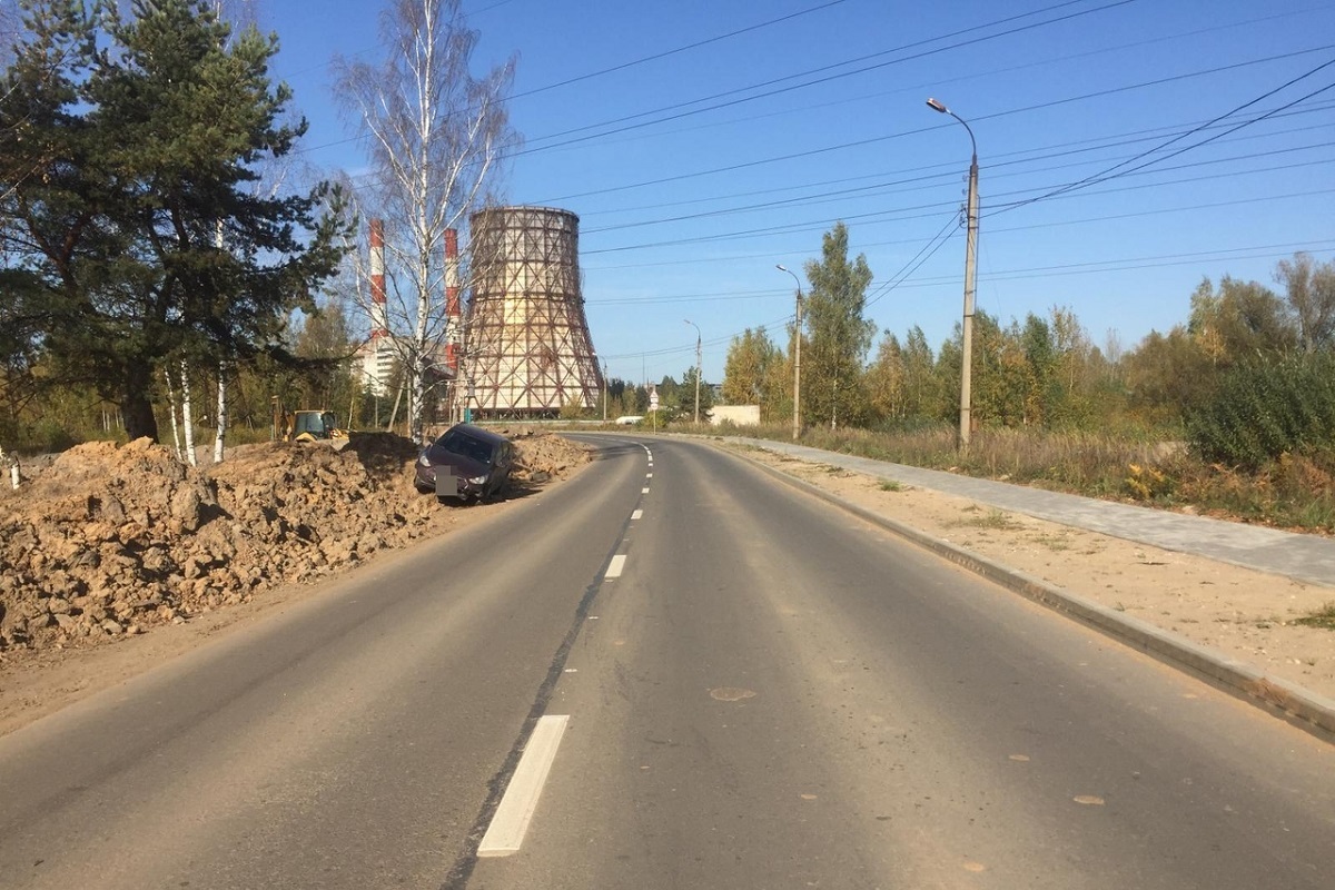 В Твери столкнулись экскаватор и иномарка