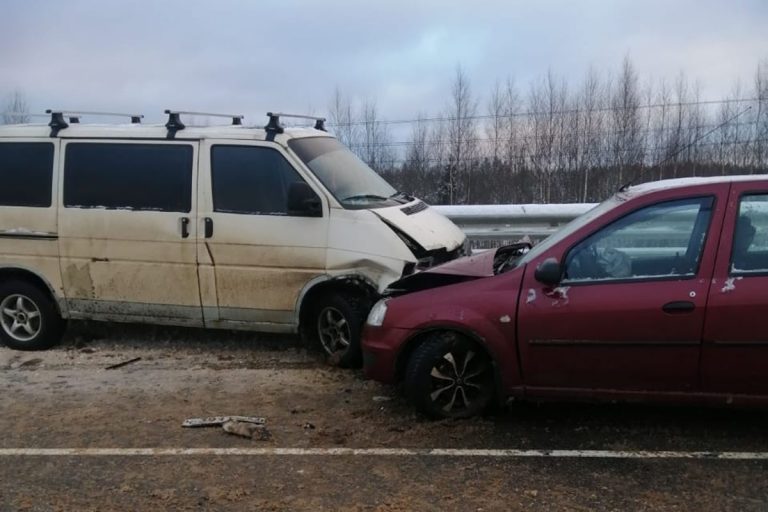 В Бологовском районе столкнулись лоб в лоб Wolkswagen и Renault Logan