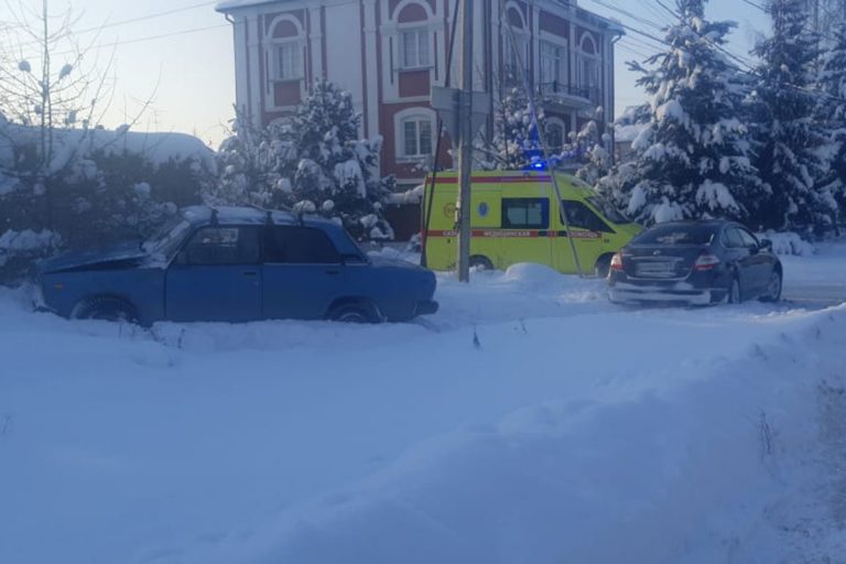 В Заволжском районе Твери столкнулись 'семерка' и Nissan