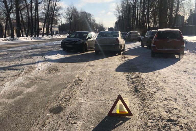 В Московском районе Твери столкнулись легковушки