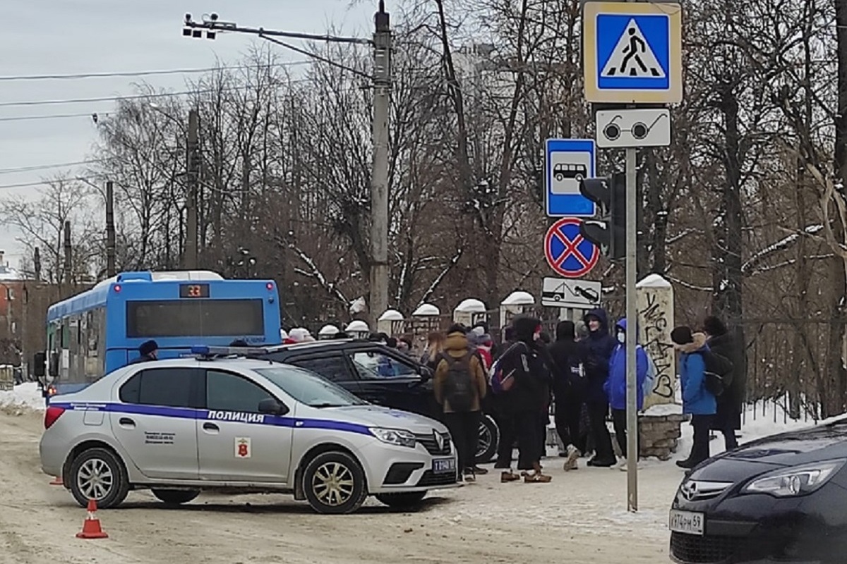 Иномарка после столкновения с автобусом вылетела на тротуар в Твери