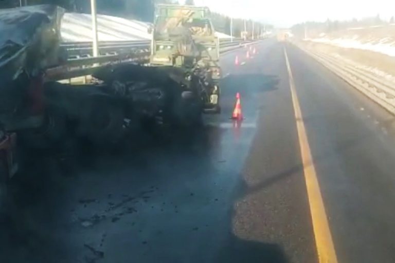 На М-11 в Тверской области фура врезалась в отбойник