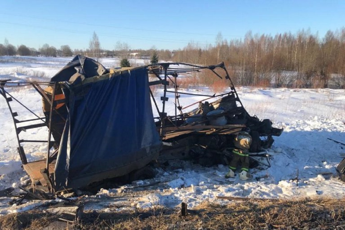 В Сандовском округе поезд протаранил МАЗ. Водитель погиб