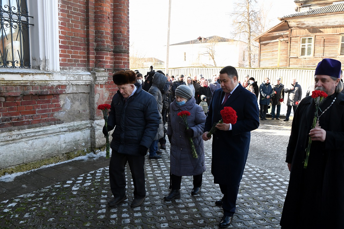 Губернатор Тверской области возложил цветы к мемориальной доске в ржевско Покровском храме