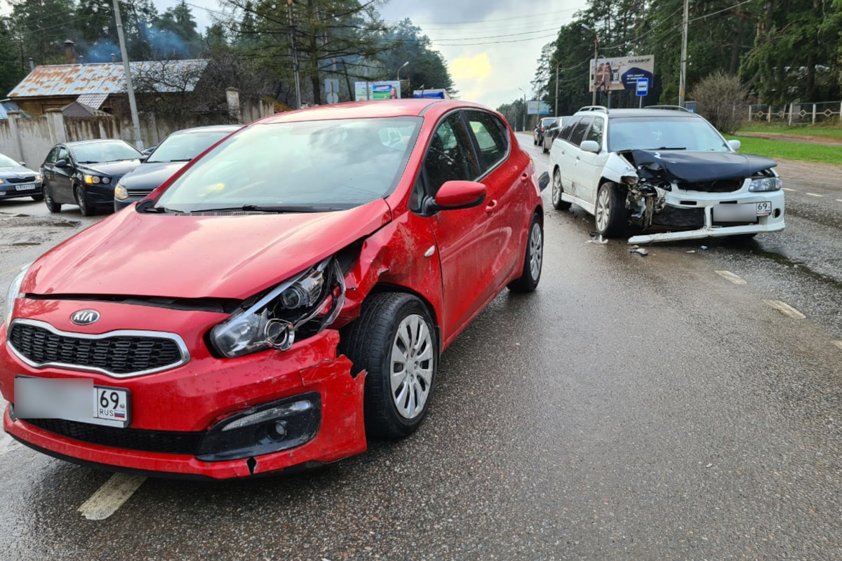 В Заволжском районе Твери Kia Ceed протаранил Nissan