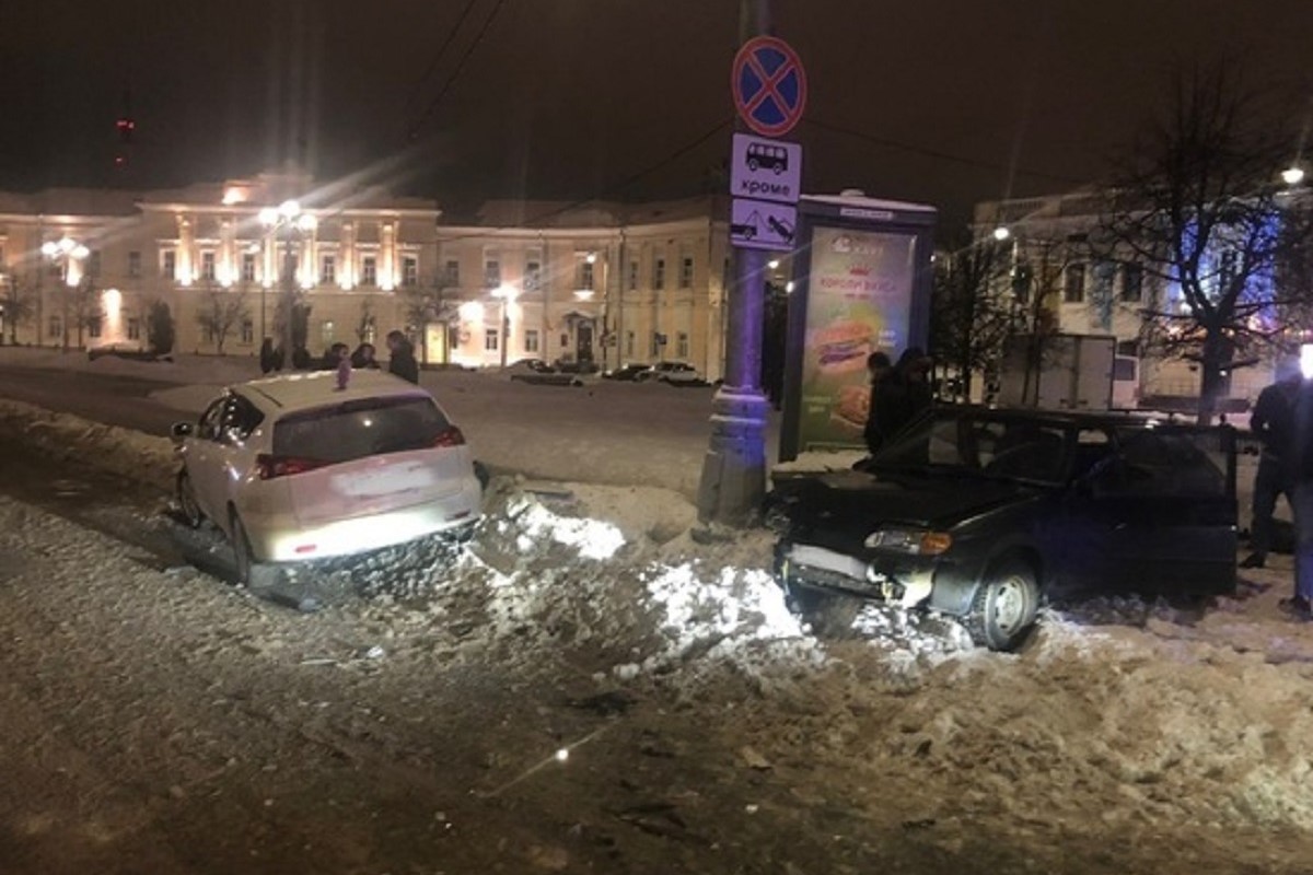 У здания администрации Твери столкнулись Toyota и ВАЗ