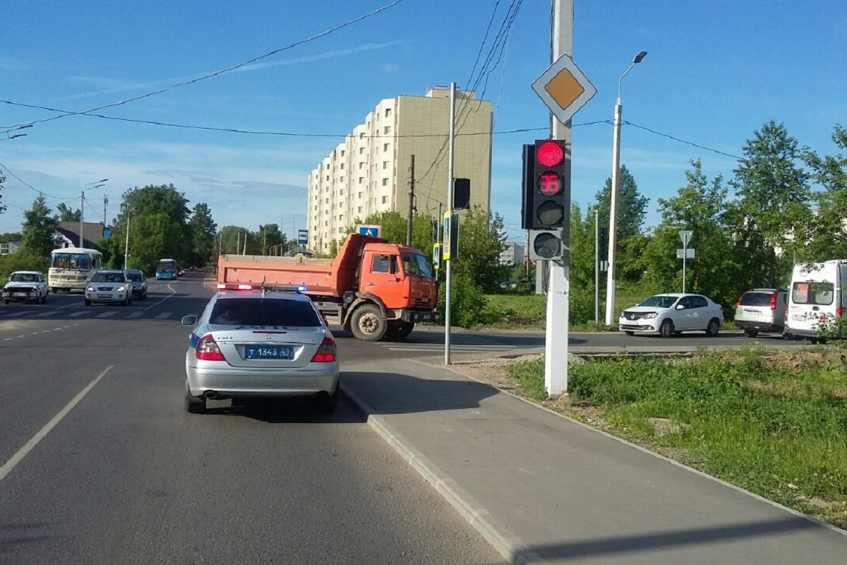 КамАЗ сбил пожилую женщину в Твери