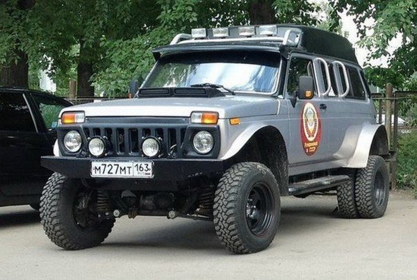 «Это что, лимузин?» - Сеть удивила шестиколесная LADA 4x4