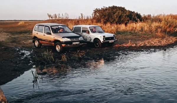 «Дождь заказывали?»: Блогер рассказал, как LADA 4x4 и Chevrolet Niva рискнули пойти вброд без шноркелей