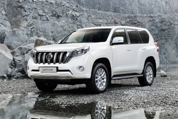 «Даже для цыган это перебор»: Сеть не впечатлил Toyota Land Cruiser Prado в «женском» обвесе