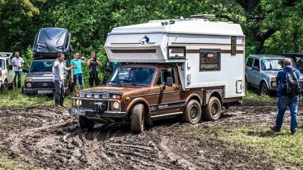 «Пора с завода такие выпускать»: Автодом из LADA 4x4 удивил сеть – 6 колёс, 3 спальных места, 1 туалет