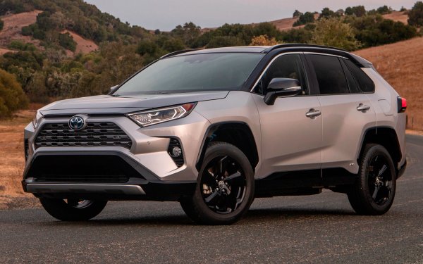 Эффектный, но «заносчивый»: Как проявил себя Toyota RAV4 пятого поколения на ранних пробегах