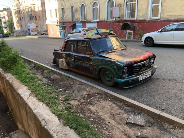 «Заколхоженный» до неузнаваемости ВАЗ-2106 показали в Сети