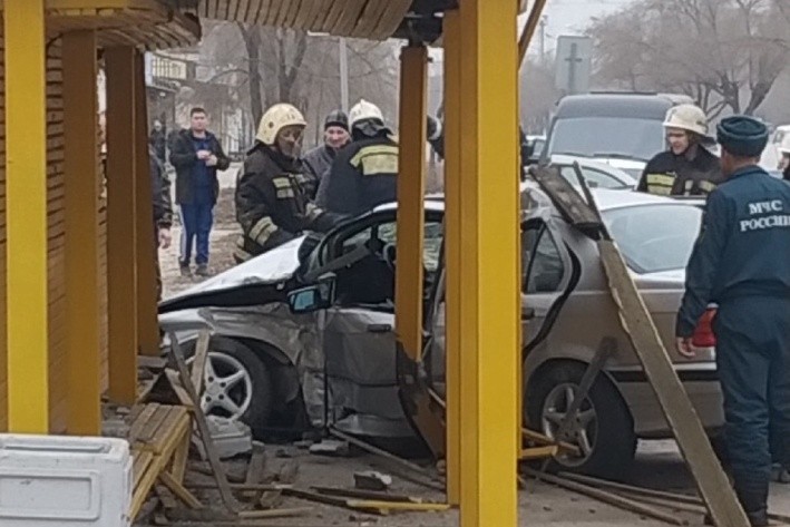 Видео разрушительного тарана легковушкой автобусной остановки под Волгоградом