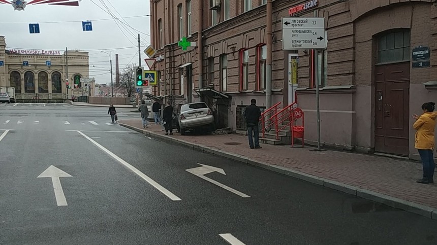 Видео: легковушка, испугавшись грузовика, влетела в парадную в Петербурге