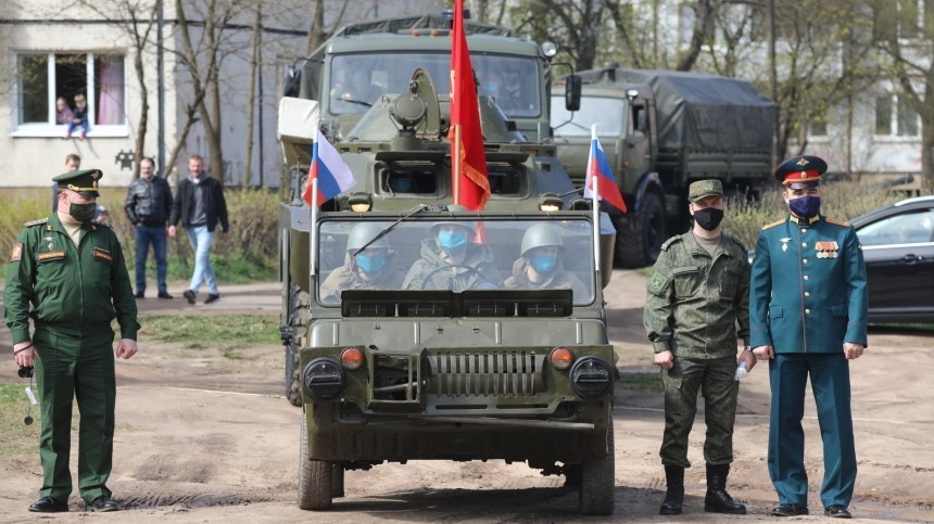 Видео: парад военной техники прошел во дворе жилого дома в Ленобласти