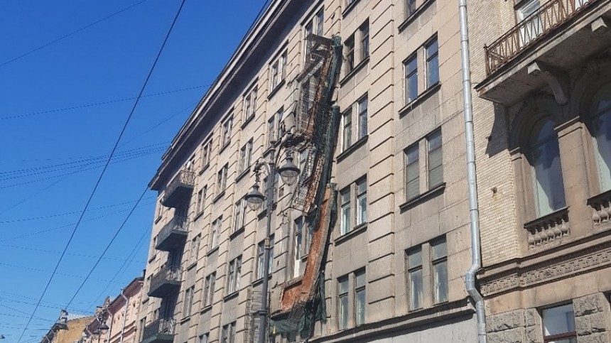 Четыре балкона обрушились в центре Петербурга