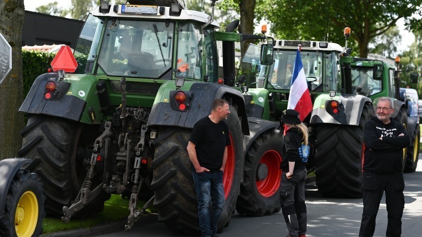 Протестующие голландские фермеры начали поджигать сено и бросаться навозом