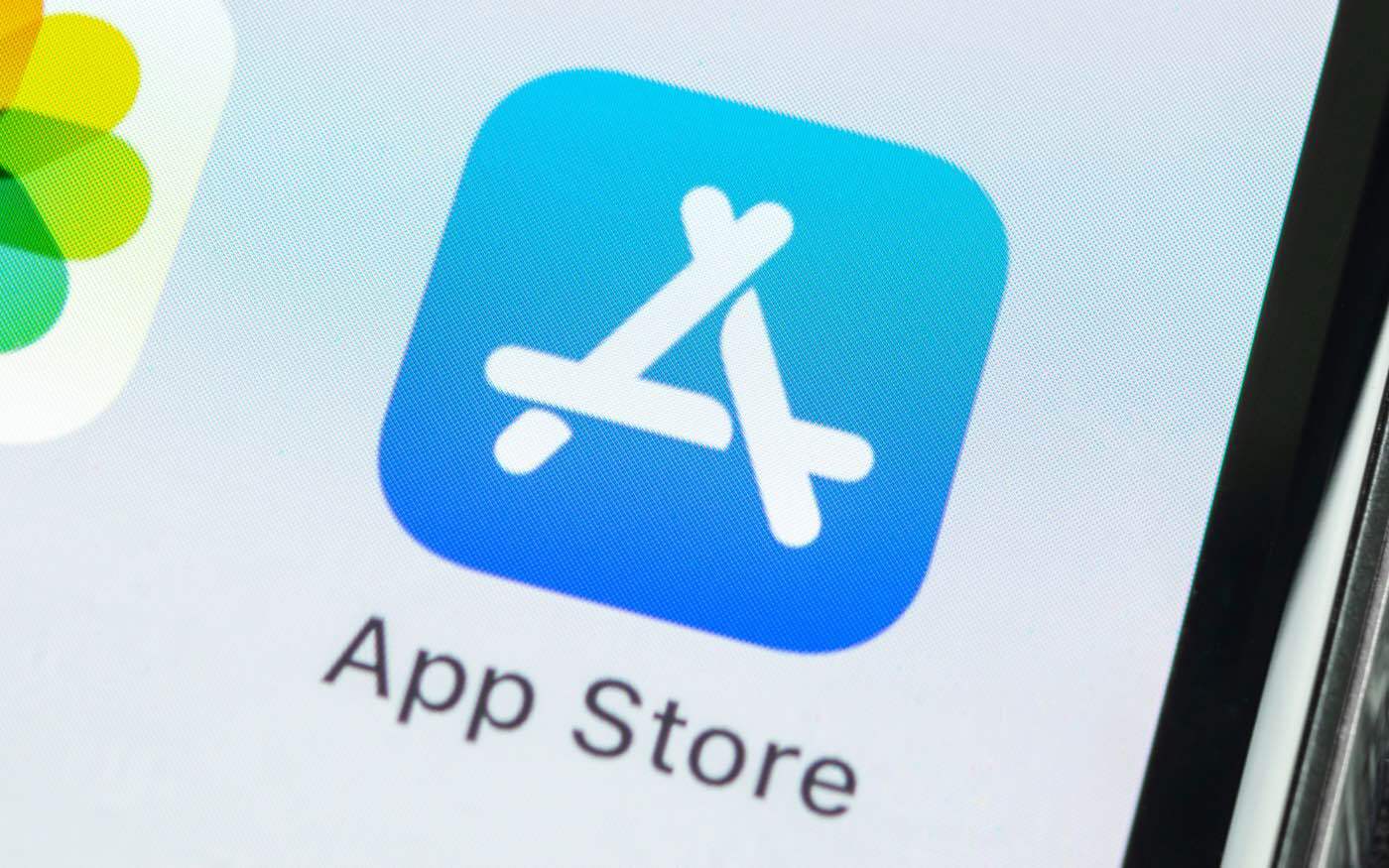 На Apple подали в суд за блокировку в App Store игры о коронавирусе