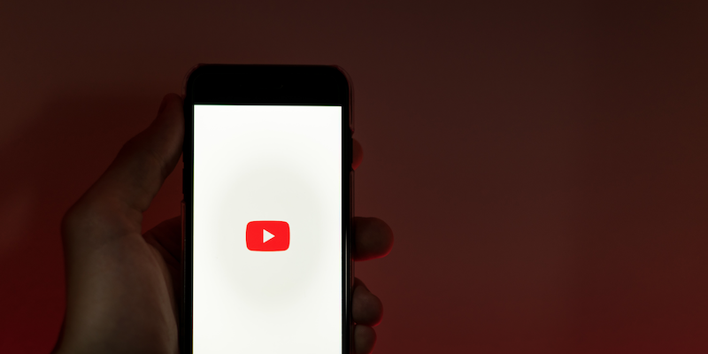 YouTube начнет вставлять рекламу во все видео на платформе. А весь доход заберет себе