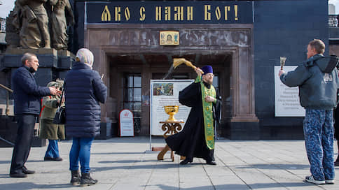 «Потом будете проклинать меня за гробы своих близких» // “Ъ” посмотрел, в каких регионах верующие не послушались священников и пошли в храмы