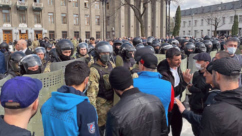 Сторонники СССР нарушили самоизоляцию // Во Владикавказе вышли на митинг «против вранья о коронавирусе»