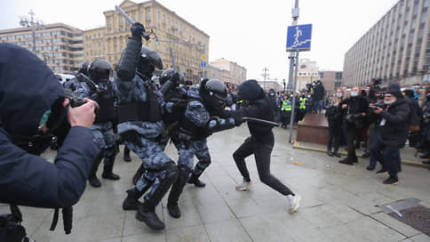 Драку с полицейскими в Москве завершили в Псковской области // Задержан участник потасовки, произошедшей на митинге 23 января