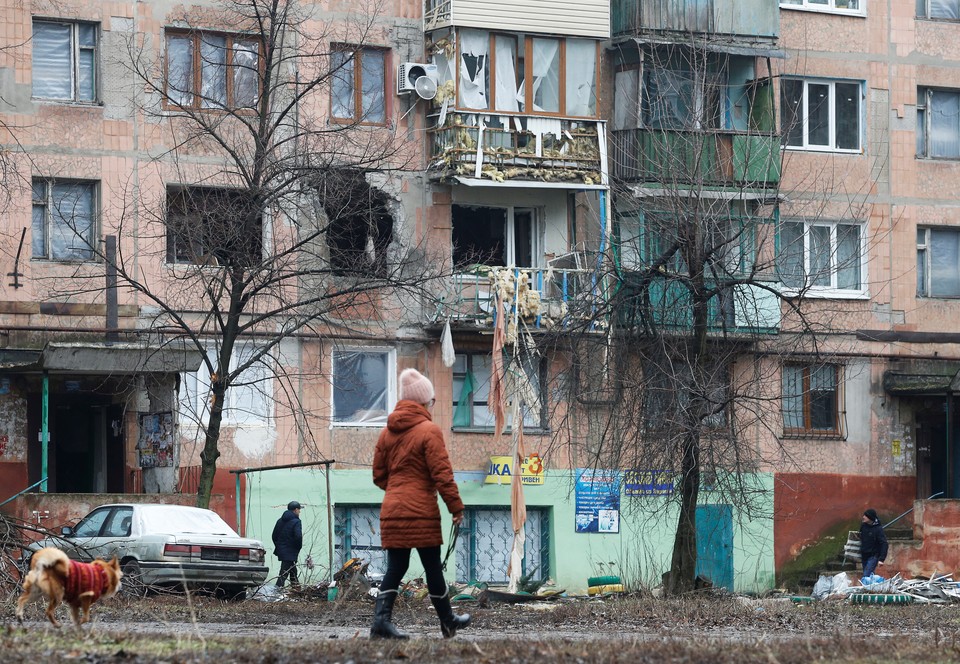 Националисты отступают, круша советское наследие Донбасса