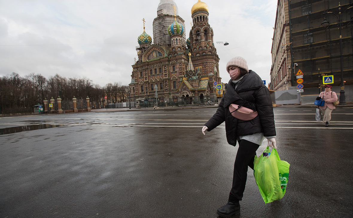 Манипуляции статистикой прививок Смольного объясняют высокий показатель смертности от ковида