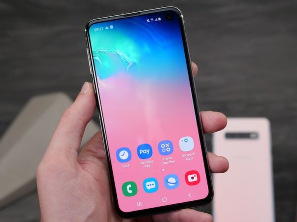 Мал, да удал: Galaxy S10e сделали миниатюрным убийцей iPhone XR