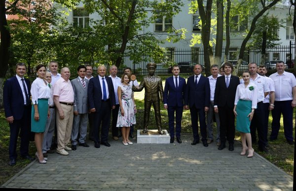 Скульптура дежурного по станции с семафором появилась во Владивостоке к профессиональному празднику железнодорожников