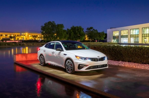 «Сядешь в неё и думаешь, что лучше взять Октавию»: Новая KIA Optima 2020 оставляет у россиян неоднозначное впечатление