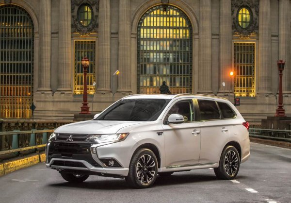 Эта машина не для нас? Стоит ли покупать в России гибридный Mitsubishi Outlander