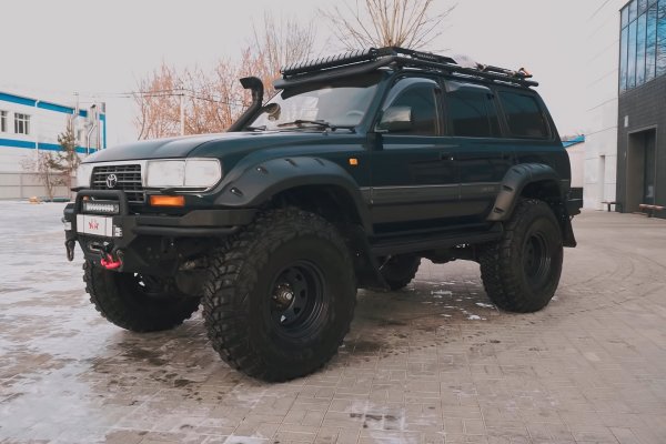 «Проще БТР купить!»: В сети раскритиковали монструозный Toyota Land Cruiser 80 по цене нескольких «Лексусов»