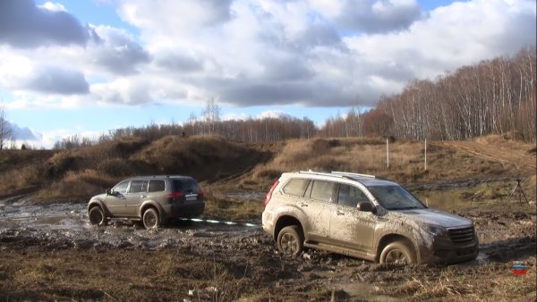 «В такое месиво я даже бы на подготовленном Уазике не поехал» – В сети оценили тесты Haval H9 и Mitsubishi Pajero Sport на бездорожье