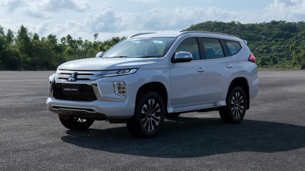 «Ещё свинью в багажник можно запихнуть»: За что ценят Mitsubishi Pajero Sport 2020 российские автолюбители?