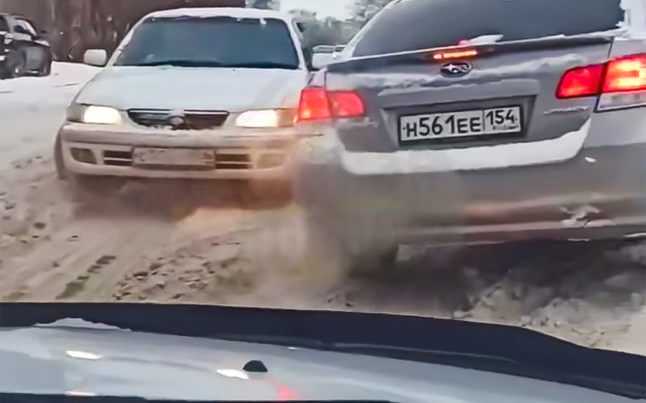 Новосибирск завалило снегом. На улицах — настоящее бездорожье (видео)