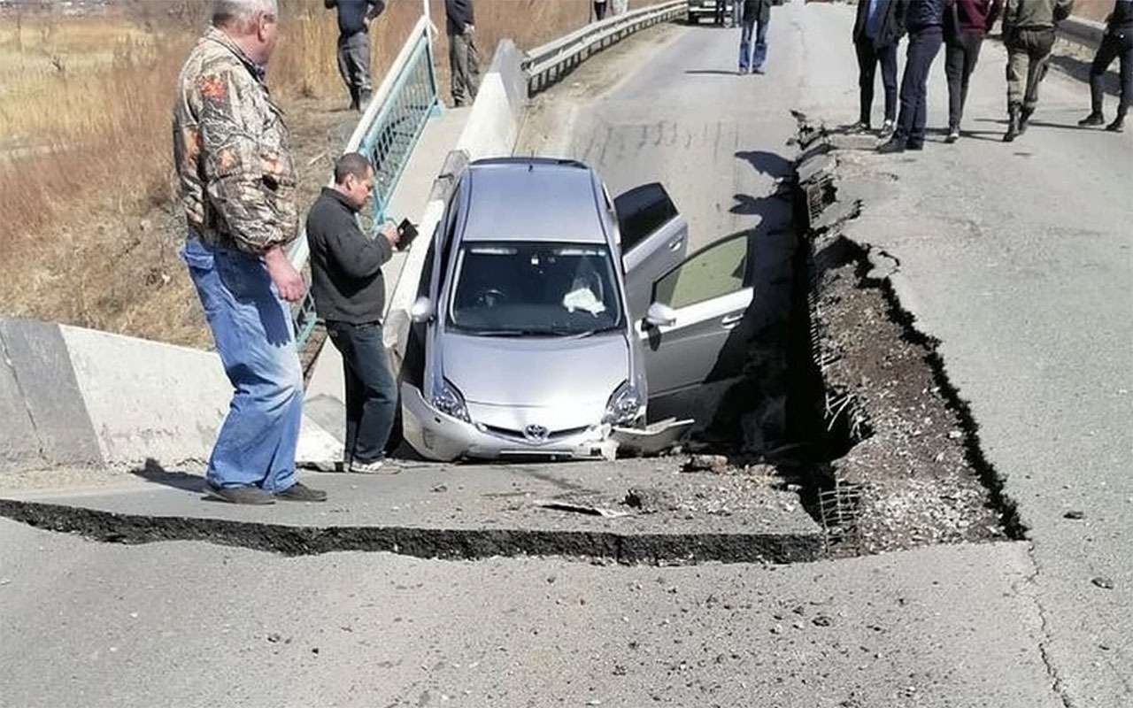 Легковушка обрушила мост. И смогла уехать!